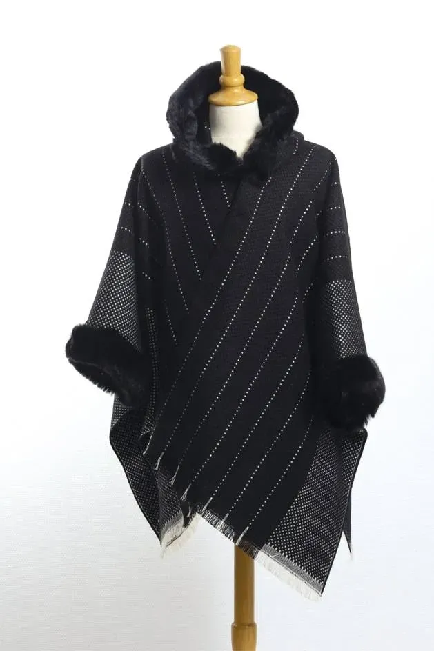 Poncho noir à fourrure