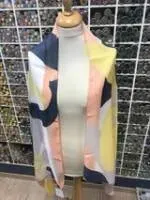 Etole rose clair, jaune clair, bleu foncé et blanc