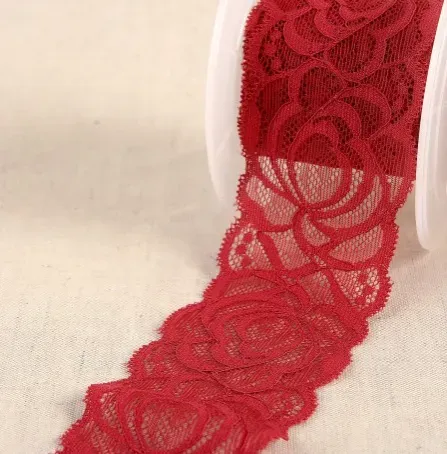 dentelle rouge entre deux